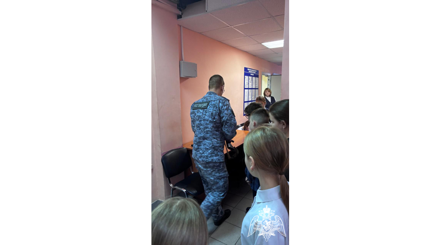 В Пучеже школьники познакомились с профессией "Инспектор отделения лицензионно-разрешительной работы"