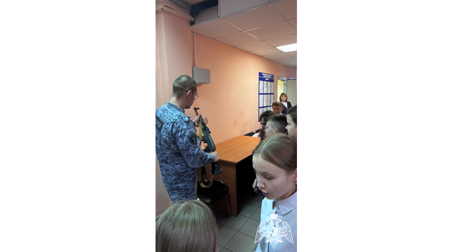 В Пучеже школьники познакомились с профессией "Инспектор отделения лицензионно-разрешительной работы"