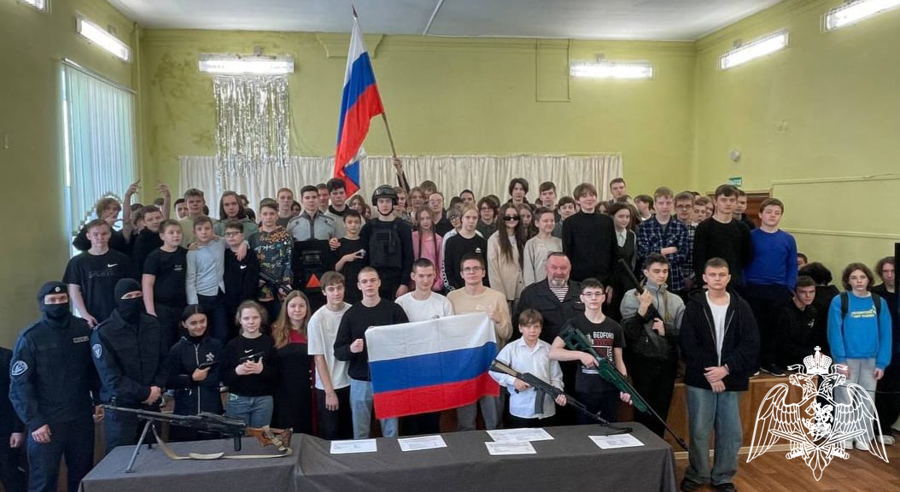 Школьникам показали специальное снаряжение, вооружение и обмундирование бойцов СОБР