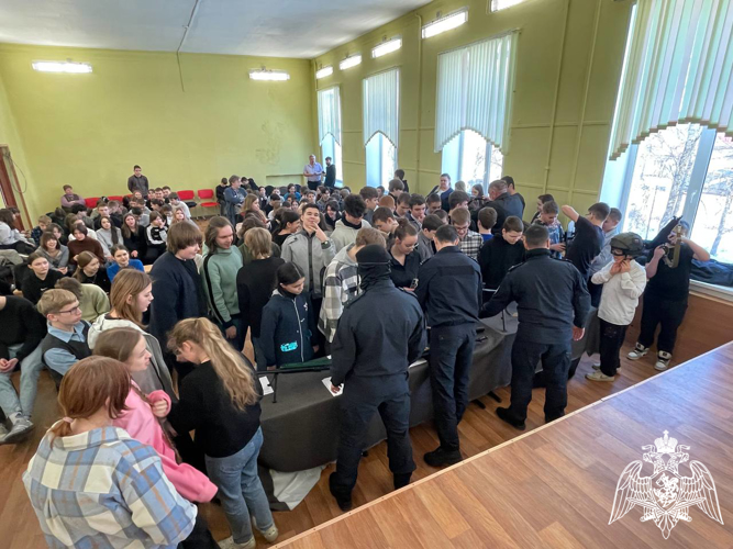 Школьникам показали специальное снаряжение, вооружение и обмундирование бойцов СОБР