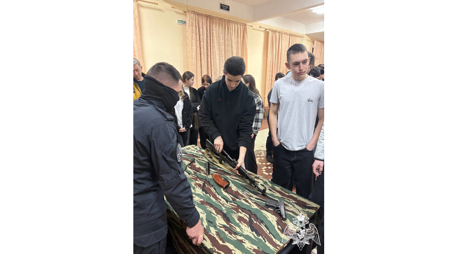 Бойцы ОМОН «Спарта» рассказали о своей профессии старшеклассникам в Вичуге