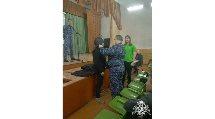 В Юрьевце сотрудники вневедомственной охраны Росгвардии провели со студентами колледжа занятие по профориентации