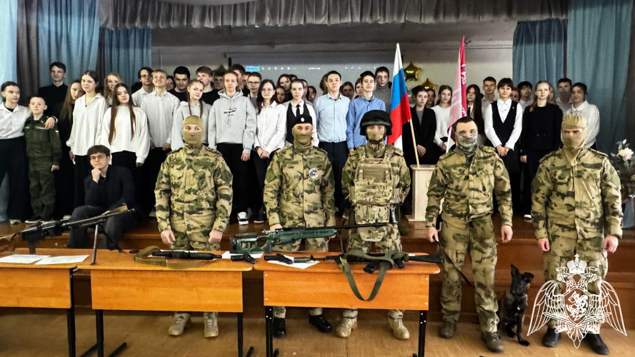 В Иванове для учащихся городской гимназии росгвардейцы провели "Урок мужества"