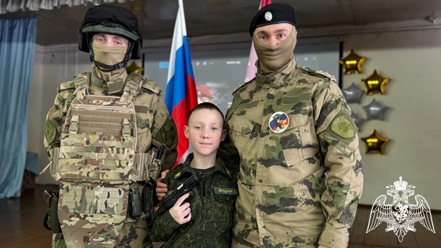 В Иванове для учащихся городской гимназии росгвардейцы провели "Урок мужества"