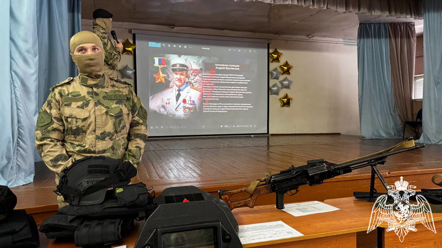 В Иванове для учащихся городской гимназии росгвардейцы провели "Урок мужества"