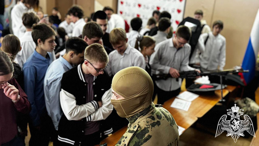 В Иванове для учащихся городской гимназии росгвардейцы провели "Урок мужества"