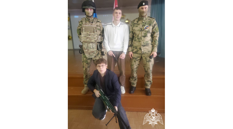 В Иванове для учащихся городской гимназии росгвардейцы провели "Урок мужества"