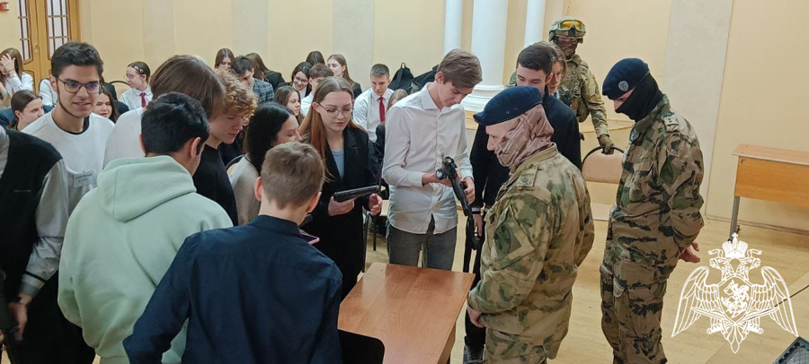 Офицеры СОБР "Сумрак" провели урок патриотической направленности для учащихся гимназии № 23 г. Иваново