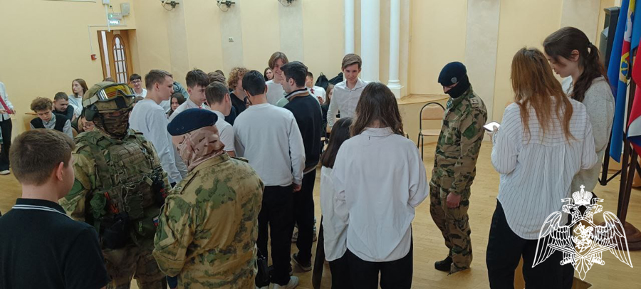 Офицеры СОБР "Сумрак" провели урок патриотической направленности для учащихся гимназии № 23 г. Иваново