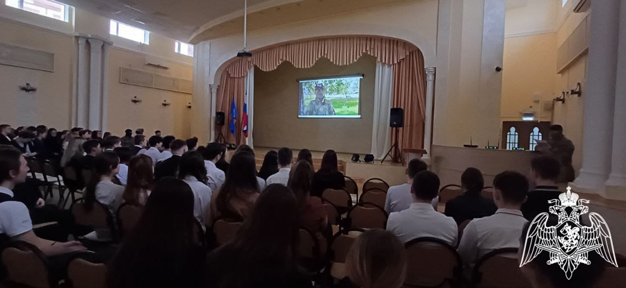 Офицеры СОБР "Сумрак" провели урок патриотической направленности для учащихся гимназии № 23 г. Иваново