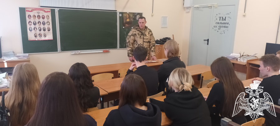 Инспектор ВАИ Росгвардии провел уроки безопасности для ивановских школьников