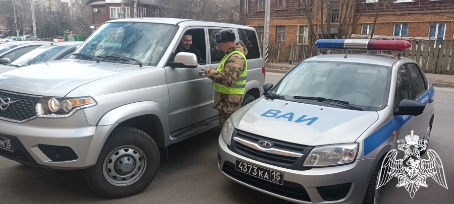 Инспектор ВАИ Росгвардии провел профилактический рейд с водителями ведомства в Иванове