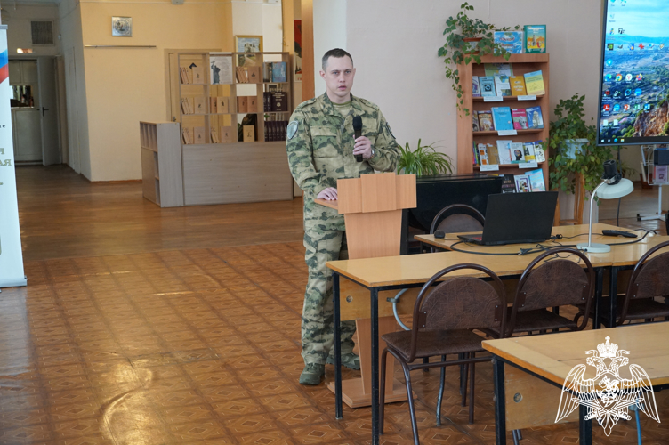 Сотрудник Госавтоинспекции провел встречу с личным составом Управления Росгвардии по Ивановской области