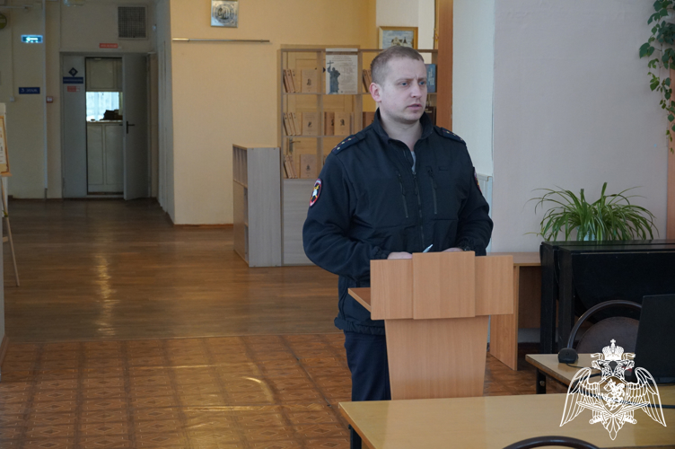 Сотрудник Госавтоинспекции провел встречу с личным составом Управления Росгвардии по Ивановской области