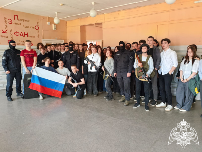 В рамках профориентационной работы сотрудники Росгвардии встретились со школьниками в Иванове