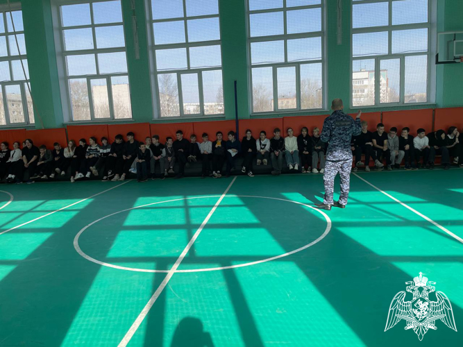 Кинологи провели для школьников показательное занятие с собаками