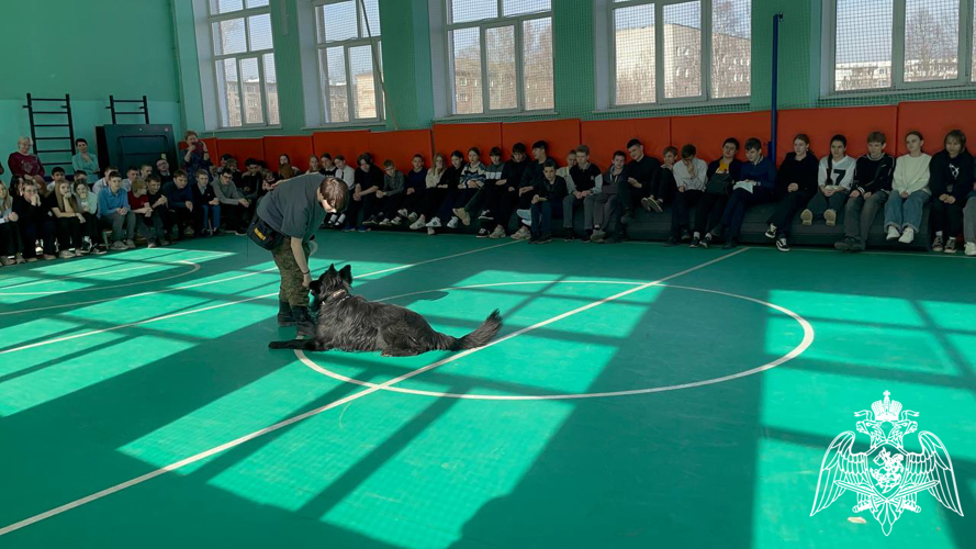 Кинологи провели для школьников показательное занятие с собаками