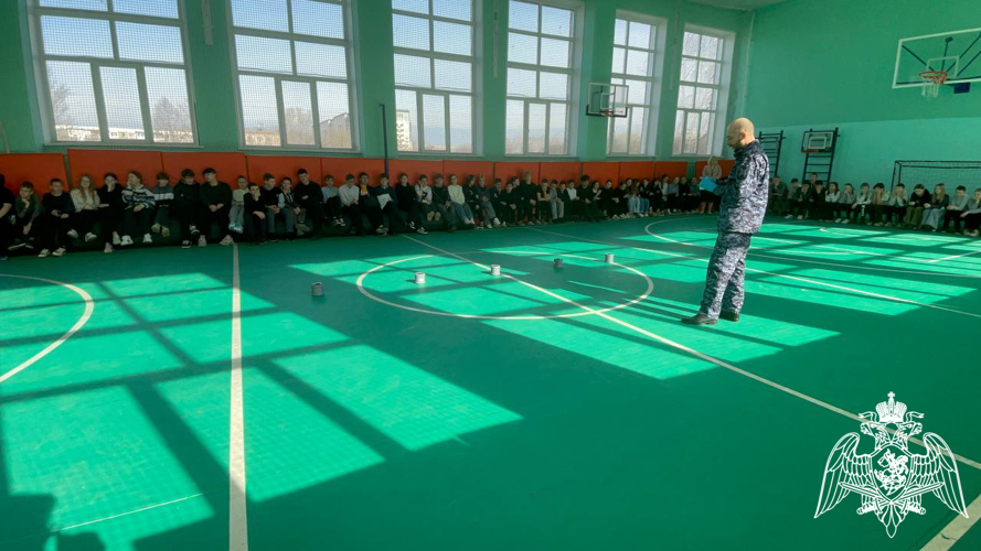 Кинологи провели для школьников показательное занятие с собаками