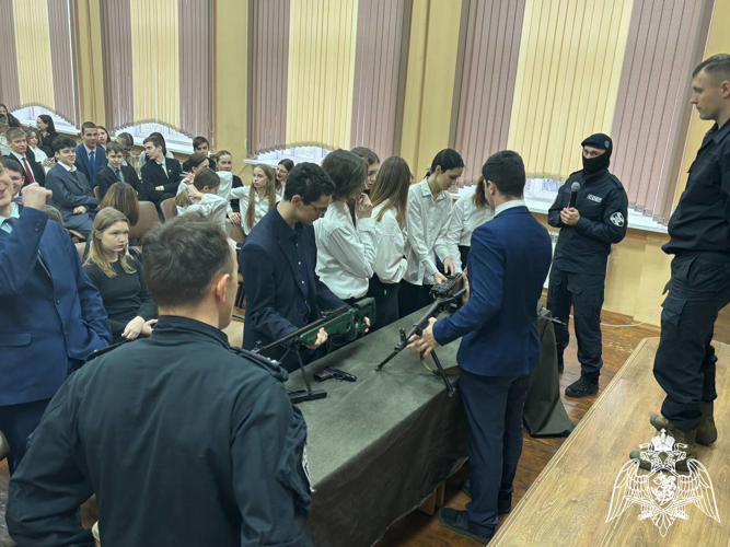 Офицер СОБР рассказал ивановским школьникам о службе в спецподразделении