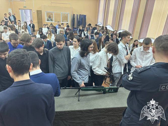 Офицер СОБР рассказал ивановским школьникам о службе в спецподразделении
