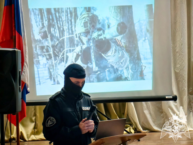 Росгвардейцы знакомят ивановских школьников с военными институтами ведомства
