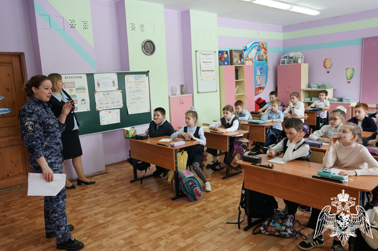 В Иванове сотрудники Росгвардии организовали для школьников интеллектуальную игру ко Дню космонавтики