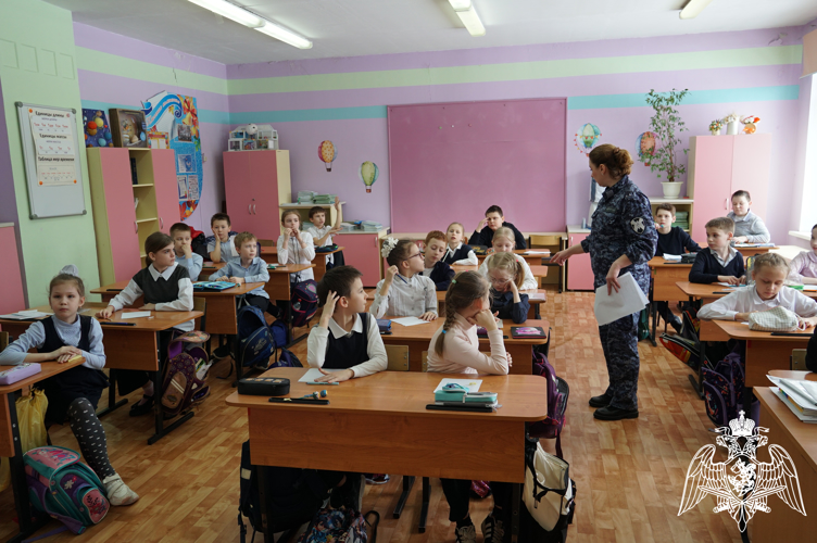 В Иванове сотрудники Росгвардии организовали для школьников интеллектуальную игру ко Дню космонавтики