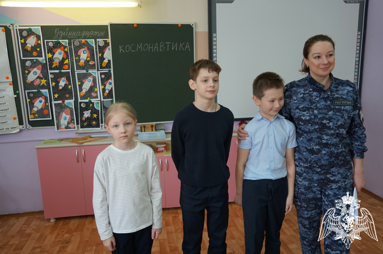 В Иванове сотрудники Росгвардии организовали для школьников интеллектуальную игру ко Дню космонавтики