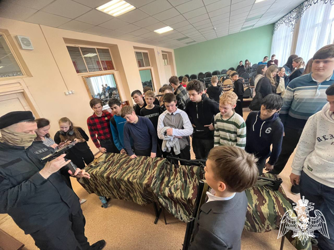 В преддверии юбилея Великой Победы росгвардейцы провели патриотическое мероприятие для ивановских школьников