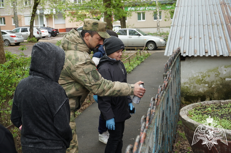 В Иванове росгвардейцы наводят порядок на могилах и мемориальных досках участников Великой Отечественной войны