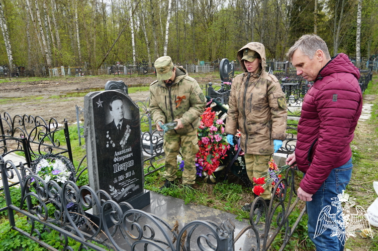 В Иванове росгвардейцы наводят порядок на могилах и мемориальных досках участников Великой Отечественной войны