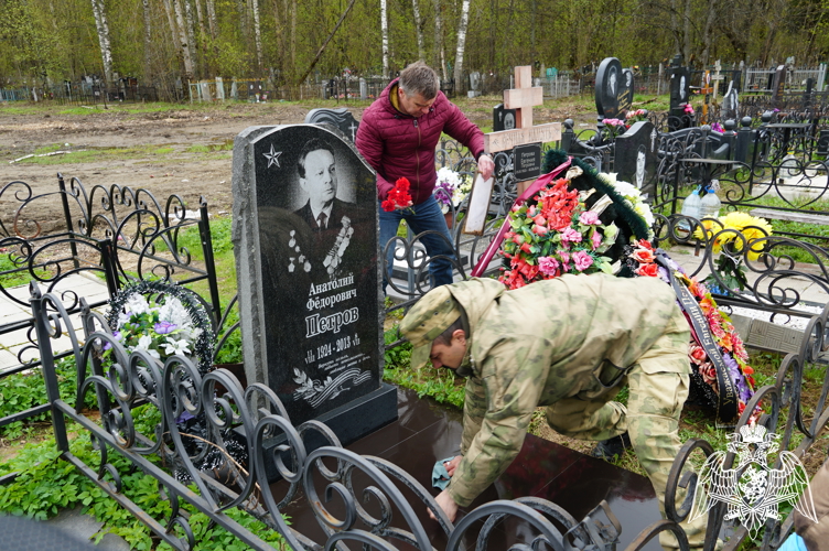 В Иванове росгвардейцы наводят порядок на могилах и мемориальных досках участников Великой Отечественной войны