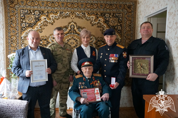 В 80-летний юбилей Великой Победы росгвардейцы из Иванова поздравили ветерана с присвоением звания "Почётный гражданин"  
