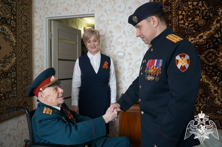 В 80-летний юбилей Великой Победы росгвардейцы из Иванова поздравили ветерана с присвоением звания "Почётный гражданин"  