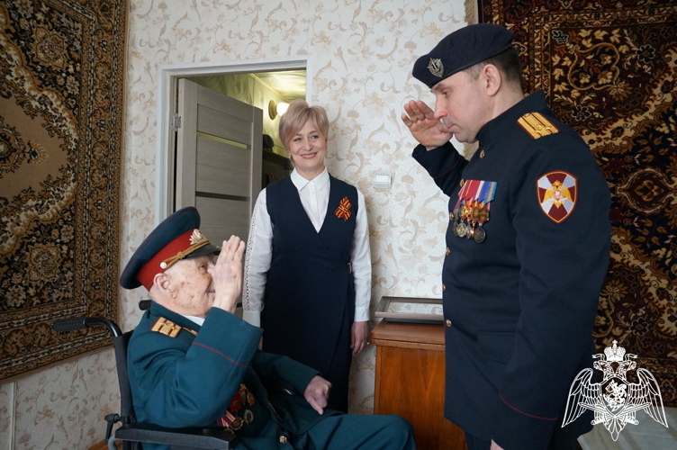 В 80-летний юбилей Великой Победы росгвардейцы из Иванова поздравили ветерана с присвоением звания "Почётный гражданин"  