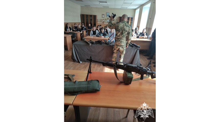 В преддверии Дня защиты детей сотрудники СОБР «Сумрак» провели экскурсию для молодежи