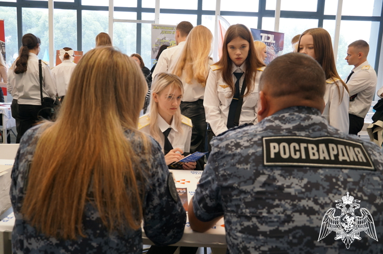 Представители Росгвардии рассказали жителям Ивановской области о карьерных возможностях на Всероссийской ярмарке трудоустройства "Работа России. Время возможностей" 