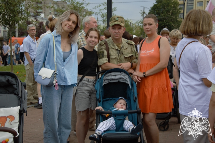 В Иванове семьи военнослужащих и сотрудников регионального Управления Росгвардии приняли участие во Всероссийской акции «Парад семьи»