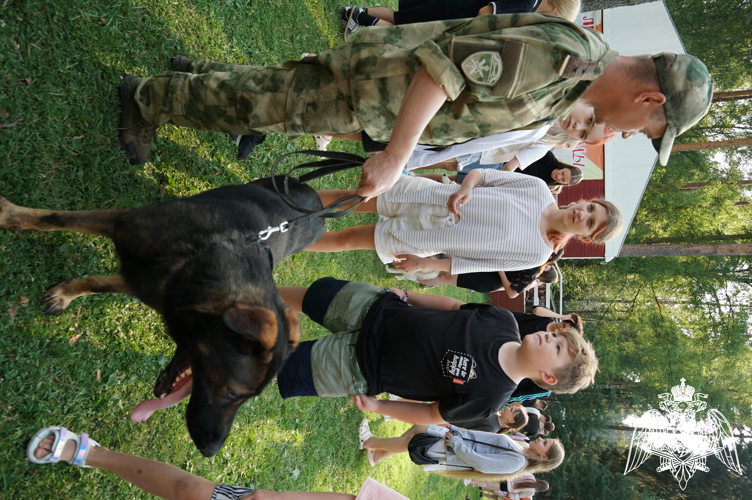 Более 150 воспитанников загородного оздоровительного центра "Ломы" Ивановской области узнали об особенностях кинологической работы в Росгвардии