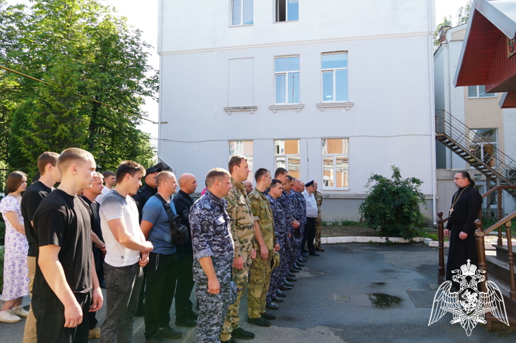 В День Крещения Руси сотрудники ивановской Рогвардии приняли участие в богослужении, посвященном небесному покровителю войск национальной гвардии