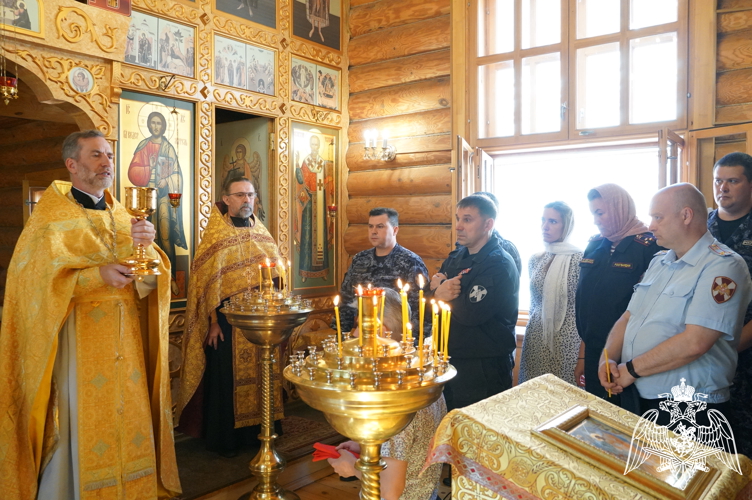 В День Крещения Руси сотрудники ивановской Рогвардии приняли участие в богослужении, посвященном небесному покровителю войск национальной гвардии