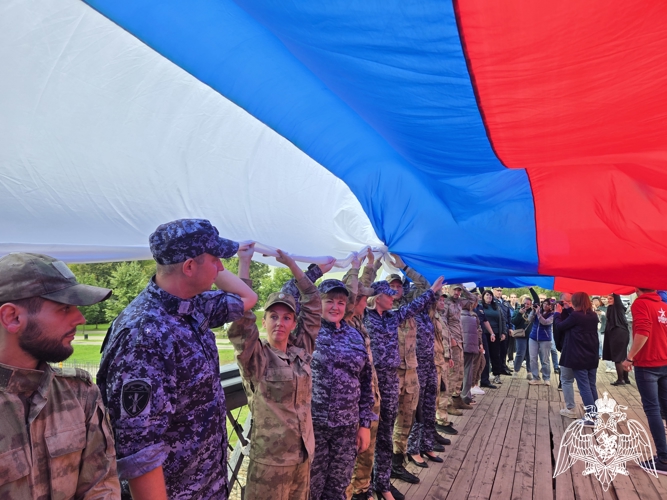 В Иванове росгвардейцы приняли участие в праздничном флешмобе ко Дню Государственного флага