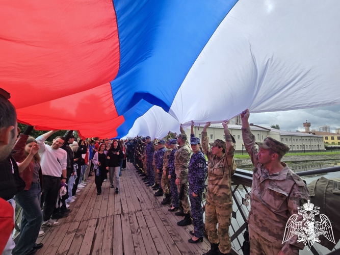 В Иванове росгвардейцы приняли участие в праздничном флешмобе ко Дню Государственного флага