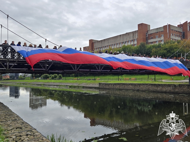 В Иванове росгвардейцы приняли участие в праздничном флешмобе ко Дню Государственного флага