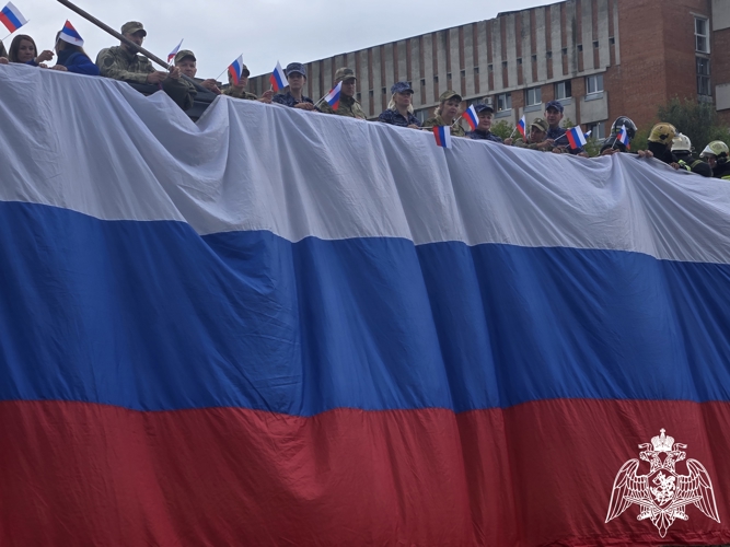 В Иванове росгвардейцы приняли участие в праздничном флешмобе ко Дню Государственного флага