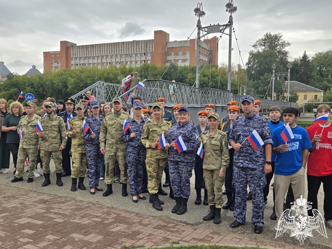 В Иванове росгвардейцы приняли участие в праздничном флешмобе ко Дню Государственного флага