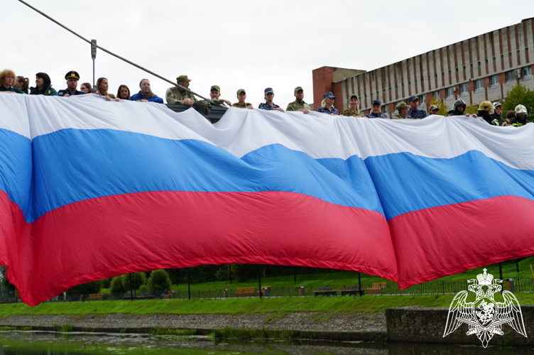 В Иванове росгвардейцы приняли участие в праздничном флешмобе ко Дню Государственного флага