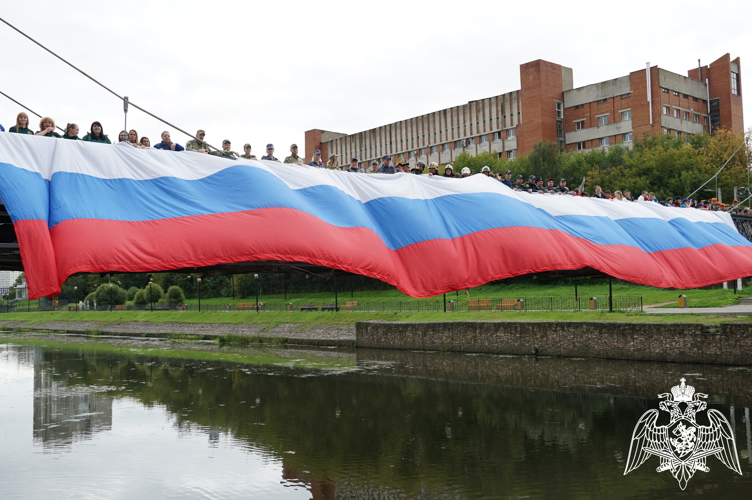 В Иванове росгвардейцы приняли участие в праздничном флешмобе ко Дню Государственного флага