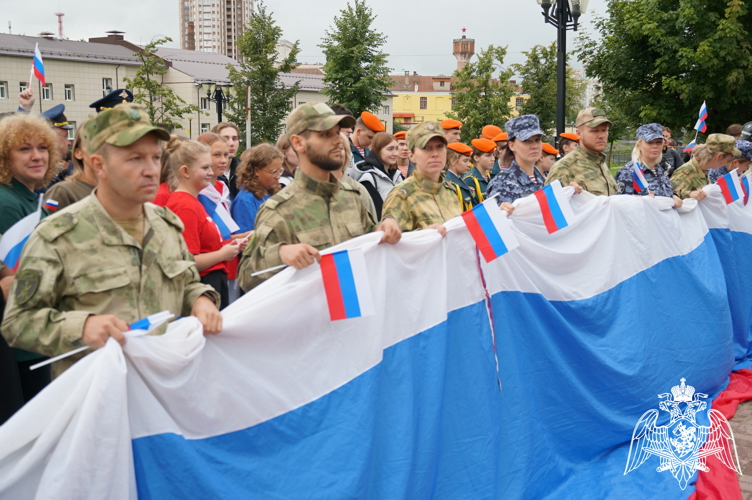 В Иванове росгвардейцы приняли участие в праздничном флешмобе ко Дню Государственного флага
