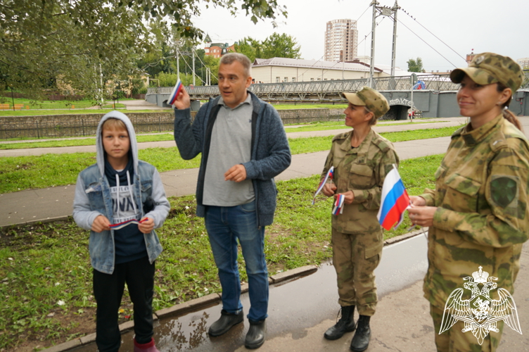 В Иванове росгвардейцы приняли участие в праздничном флешмобе ко Дню Государственного флага